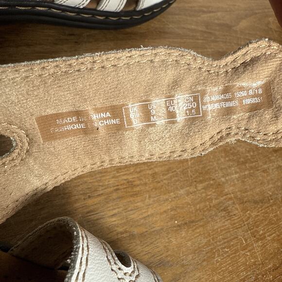 Clarks White Sandals Size 9 Leisa Grace Tri-Strap Hook Loop Open Easy On Shoes - Picture 9 of 11
